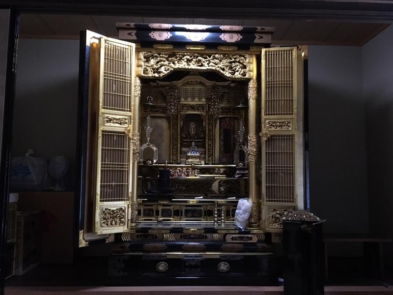 修理修復するお仏壇です。仏像や仏具も復元していきます。