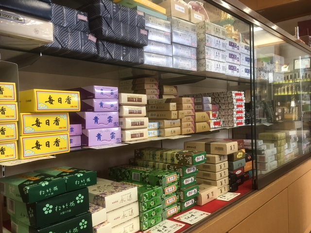 お線香の展示コーナーです。普及品から高級品、京都の名香まで幅広く取り揃えております。